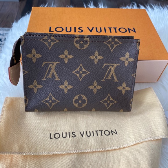 Louis Vuitton Toiletry 15 - Picture 2 of 5